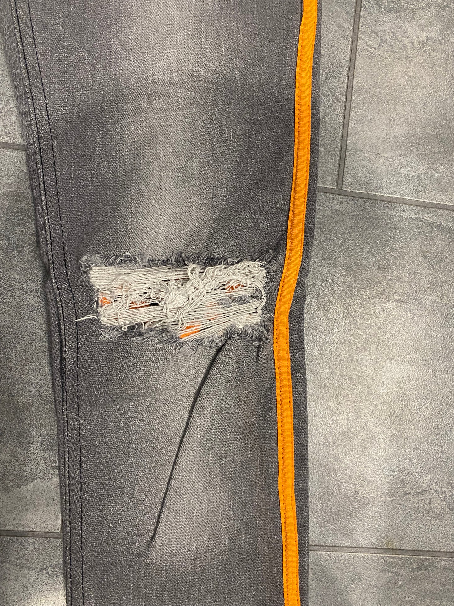 Men’s grey slim fit ripped jeans